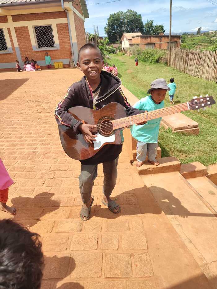 On joue de la guitare partout